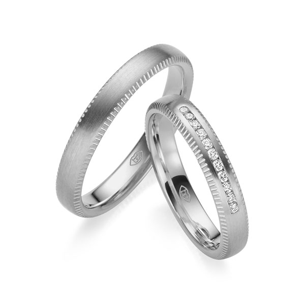 Paar klassische Trauringe/Eheringe in Graugold 585 mit zus. 0,11 ct. Brillant tw, si 