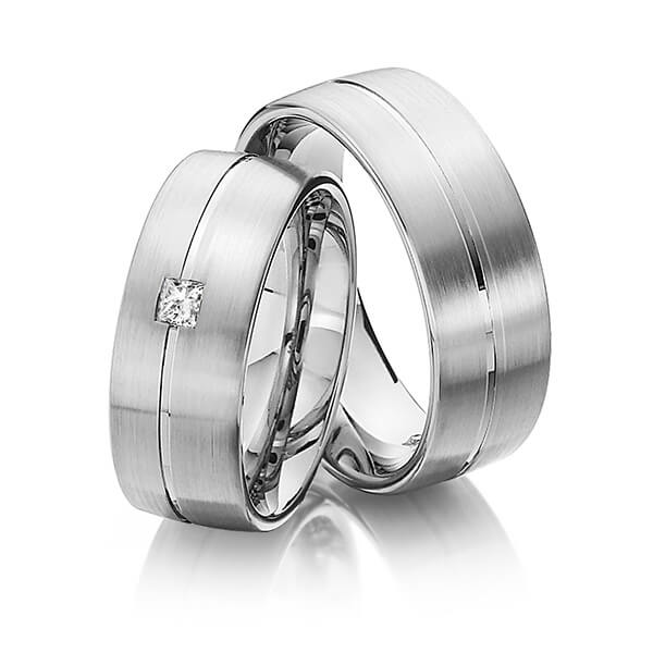 Paar klassische Trauringe/Eheringe in Graugold 585 mit zus. 0,12 ct. Prinzess-Diamant tw, si von Steinberg