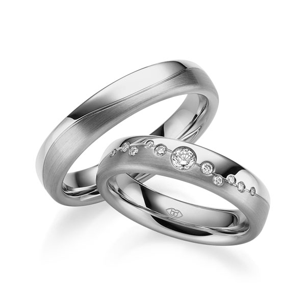 Paar klassische Trauringe/Eheringe in Graugold 585 mit zus. 0,182 ct. Brillant tw, si 