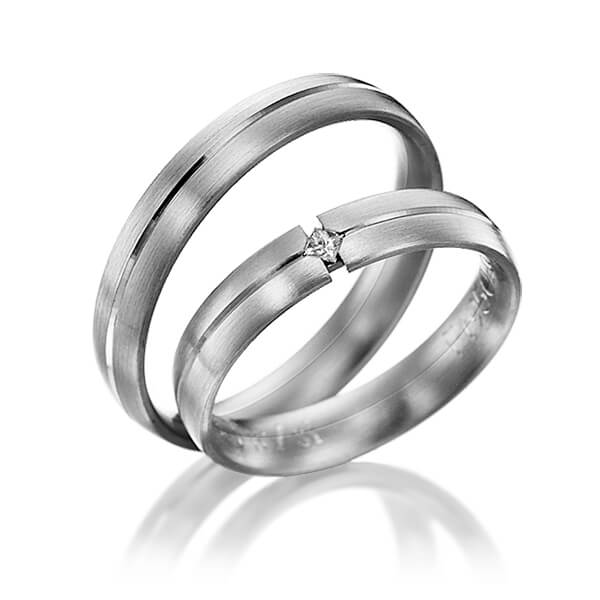 Paar klassische Trauringe/Eheringe in Graugold dunkel 585 mit zus. 0,03 ct. Prinzess-Diamant tw, si von 123GOLD