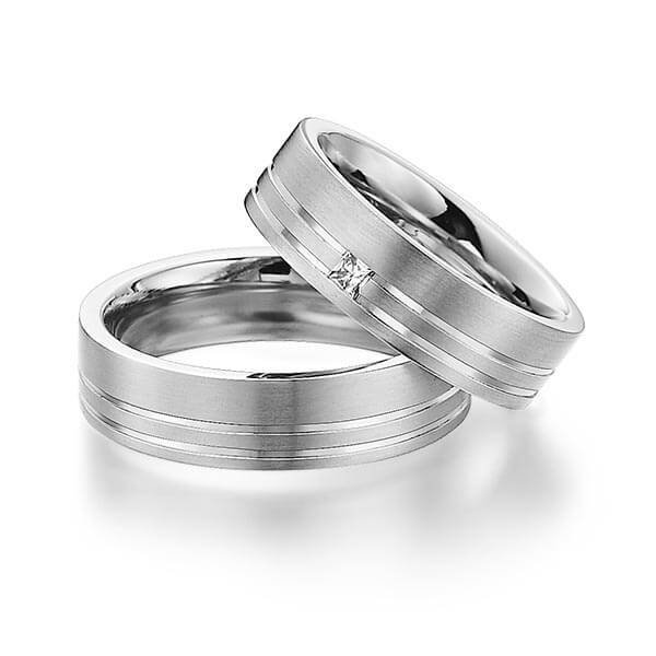 Paar klassische Trauringe/Eheringe in Graugold dunkel 585 mit zus. 0,06 ct. Prinzess-Diamant tw, si von 123GOLD