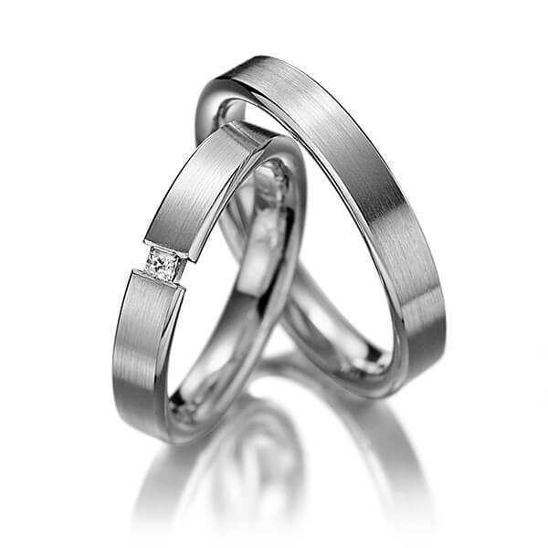 Paar klassische Trauringe/Eheringe in Graugold dunkel 585 mit zus. 0,07 ct. Prinzess-Diamant tw, si von 123GOLD