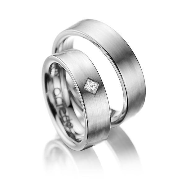 Paar klassische Trauringe/Eheringe in Palladium 500 mit zus. 0,1 ct. Prinzess-Diamant tw, si von acredo - A-1020-5