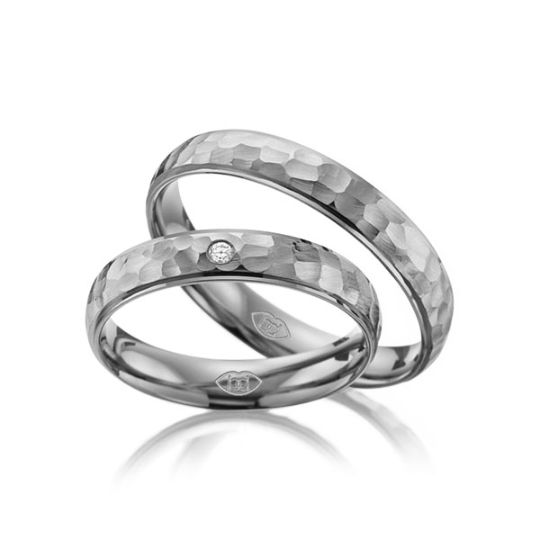 Paar klassische Trauringe/Eheringe in Platin 600 , gehämmert Struktur mit zus. 0,01 ct. Brillant tw, si 