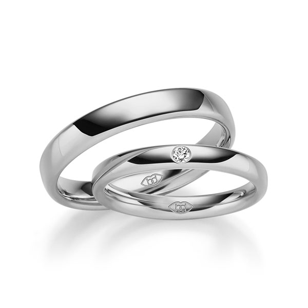 Paar klassische Trauringe/Eheringe in Platin 600 mit zus. 0,02 ct. Brillant tw, si 