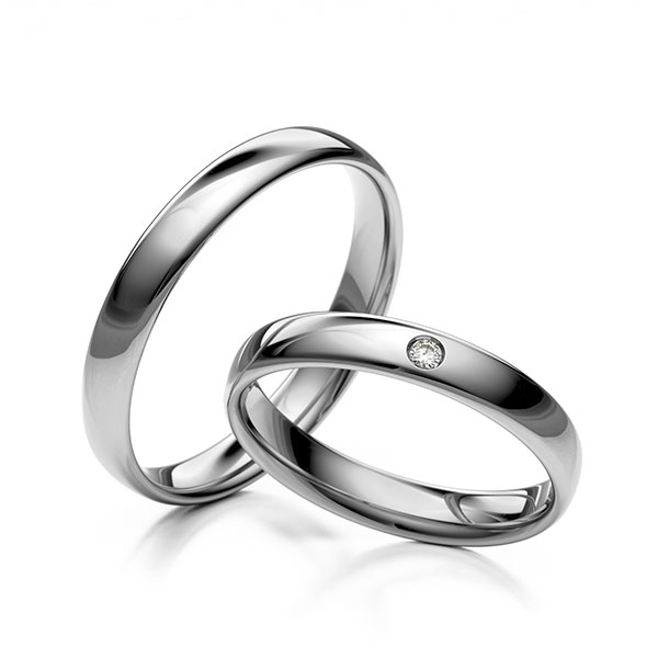 Paar klassische Trauringe/Eheringe in Platin 600 mit zus. 0,02 ct. Brillant tw, si 