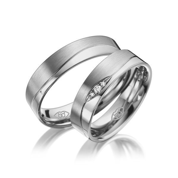 Paar klassische Trauringe/Eheringe in Platin 600 mit zus. 0,03 ct. Brillant tw, si 