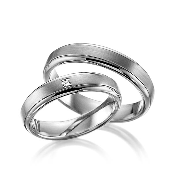 Paar klassische Trauringe/Eheringe in Platin 600 mit zus. 0,03 ct. Prinzess-Diamant tw, si 