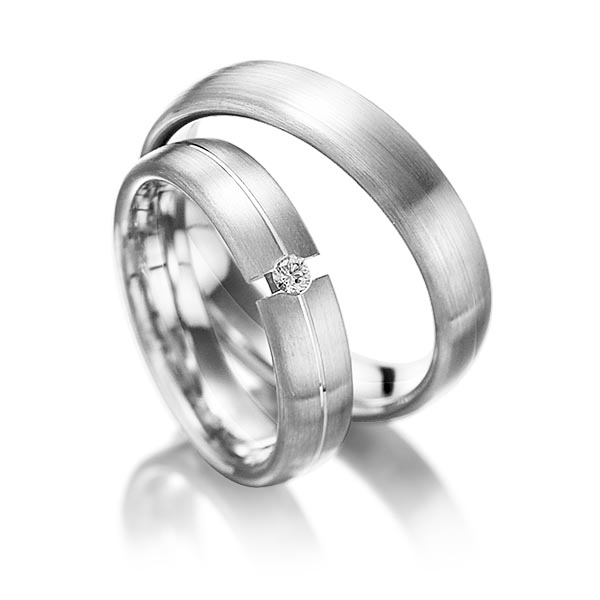 Paar klassische Trauringe/Eheringe in Platin 600 mit zus. 0,05 ct. Brillant tw, vs 