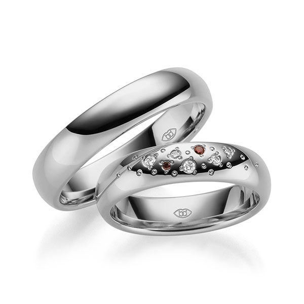 Paar klassische Trauringe/Eheringe in Platin 600 mit zus. 0,066 ct. Brillant w, si Red Cherry - UQ-1003-5 Paar klassische Trauringe/Eheringe in Platin 600 mit zus. 0,066 ct. Brillant w, si Red Cherry - UQ-1003-5