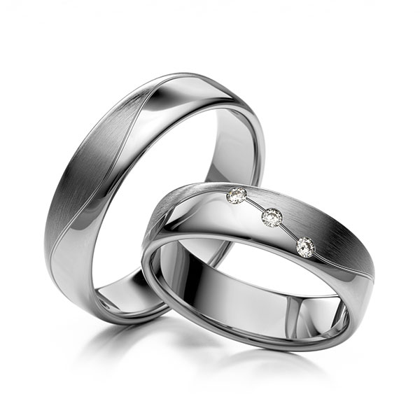 Paar klassische Trauringe/Eheringe in Platin 600 mit zus. 0,06 ct. Brillant tw, vs 