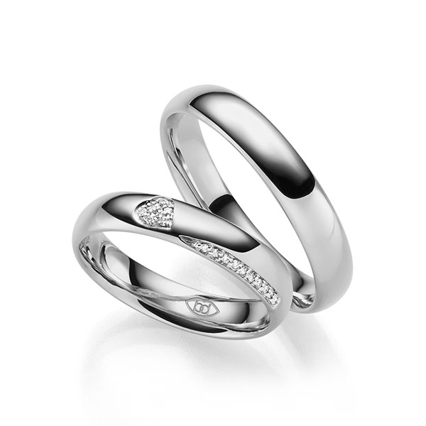 Paar klassische Trauringe/Eheringe in Platin 600 mit zus. 0,086 ct. Brillant w, si 