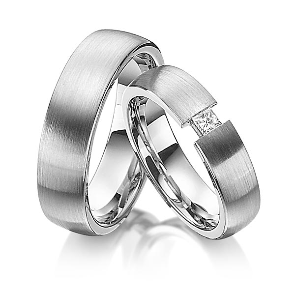 Paar klassische Trauringe/Eheringe in Platin 600 mit zus. 0,12 ct. Prinzess-Diamant tw, si von Steinberg
