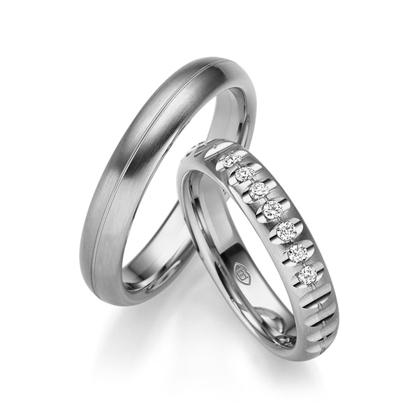 Paar klassische Trauringe/Eheringe in Platin 600 mit zus. 0,14 ct. Brillant tw, si von Merii - M-1319-5 Paar klassische Trauringe/Eheringe in Platin 600 mit zus. 0,14 ct. Brillant tw, si von Merii - M-1319-5