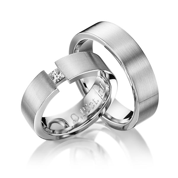 Paar klassische Trauringe/Eheringe in Platin 950 mit zus. 0,12 ct. Prinzess-Diamant tw, vs von 123GOLD