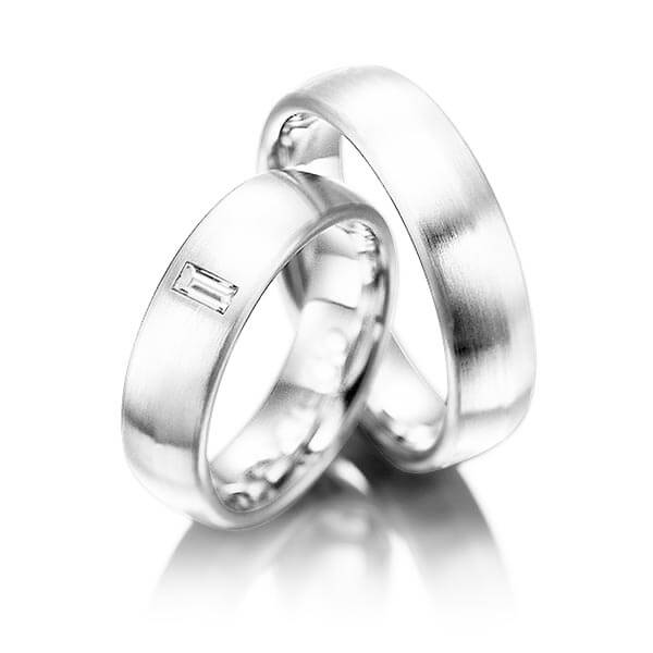 Paar klassische Trauringe/Eheringe in Platin 950 mit zus. 0,1 ct. Baguette-Diamant tw, vs von acredo - A-1002-8 Paar klassische Trauringe/Eheringe in Platin 950 mit zus. 0,1 ct. Baguette-Diamant tw, vs von acredo - A-1002-8