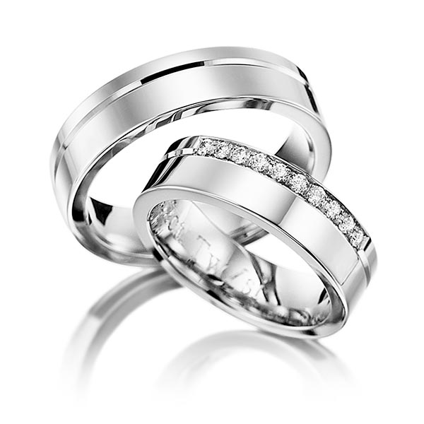 Paar klassische Trauringe/Eheringe in Platin 950 mit zus. 0,2 ct. Brillant tw, si von 123GOLD