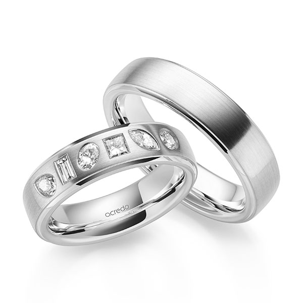 Paar klassische Trauringe/Eheringe in Platin 950 mit zus. 0,64 ct. Baguette-Diamant & Brillant & Prinzess-Diamant tw, vs tw, si von acredo - A-2147-4