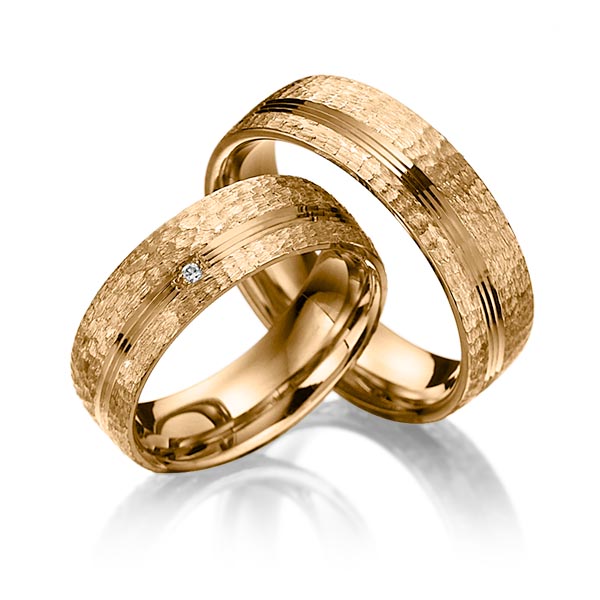 Paar klassische Trauringe/Eheringe in Roségold 585 gehämmert Struktur, mit zus. 0,015 ct. Brillant tw, si von Merii
