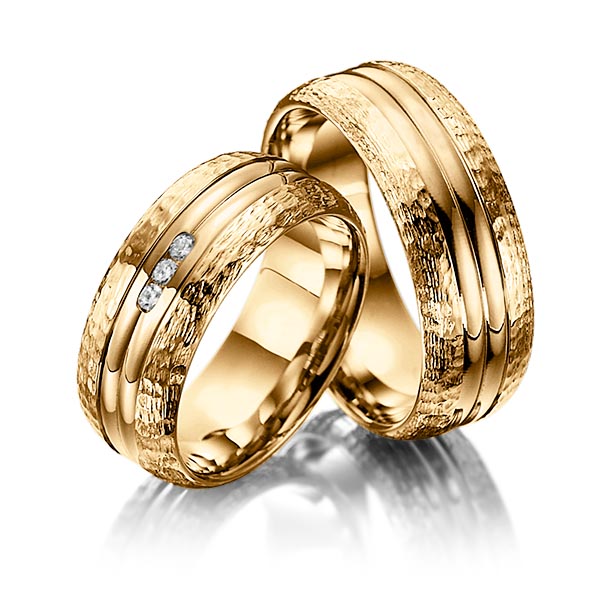 Paar klassische Trauringe/Eheringe in Roségold 585 gehämmert Struktur, mit zus. 0,06 ct. Brillant tw, si von Merii