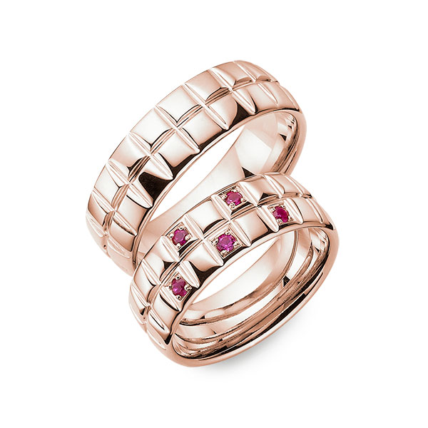 Paar klassische Trauringe/Eheringe in Roségold 585 mit zus. 0,15 ct. Brillant Rubin rot von 123GOLD