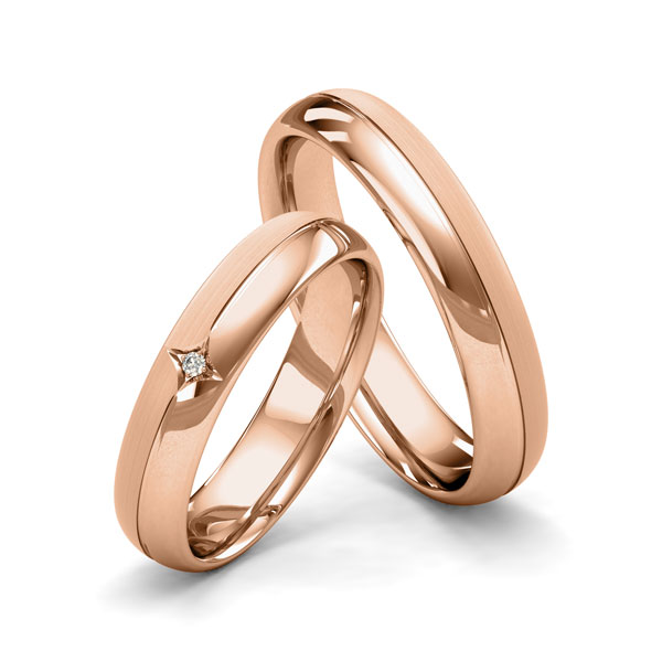 Paar klassische Trauringe/Eheringe in Rotgold 333 mit zus. 0,01 ct. Brillant tw, si von Merii - M-1196-5 Paar klassische Trauringe/Eheringe in Rotgold 333 mit zus. 0,01 ct. Brillant tw, si von Merii - M-1196-5