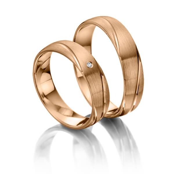 Paar klassische Trauringe/Eheringe in Rotgold 333 mit zus. 0,02 ct. Brillant tw, si 