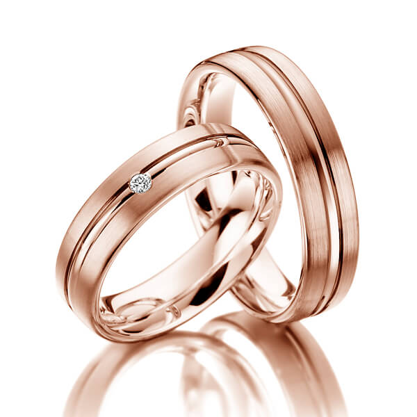 Paar klassische Trauringe/Eheringe in Rotgold 375 mit zus. 0,02 ct. Brillant tw, si 