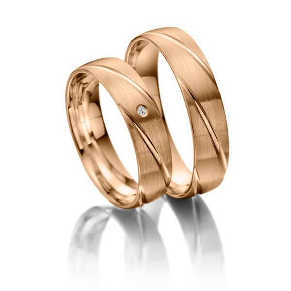 Paar klassische Trauringe/Eheringe in Rotgold 375 mit zus. 0,02 ct. Brillant tw, si 