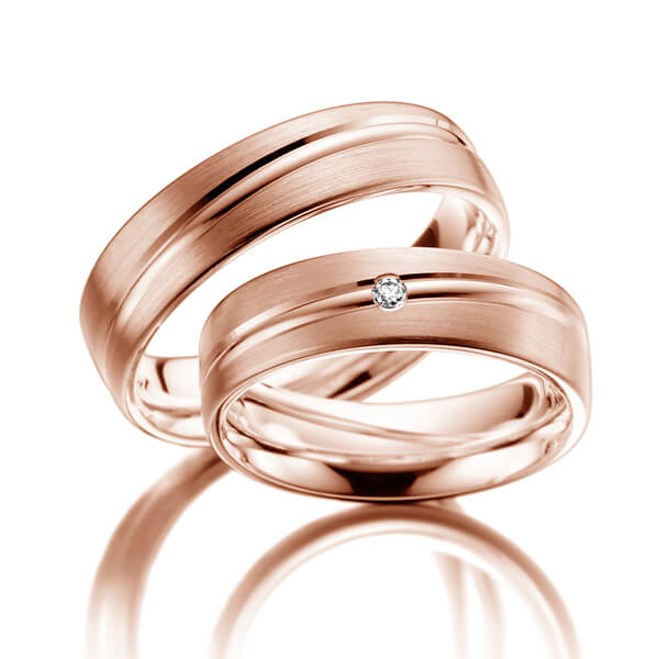 Paar klassische Trauringe/Eheringe in Rotgold 375 mit zus. 0,03 ct. Brillant tw, si 