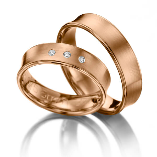 Paar klassische Trauringe/Eheringe in Rotgold 375 mit zus. 0,06 ct. Brillant tw, si 