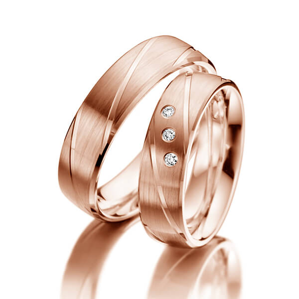 Paar klassische Trauringe/Eheringe in Rotgold 375 mit zus. 0,06 ct. Brillant tw, si 