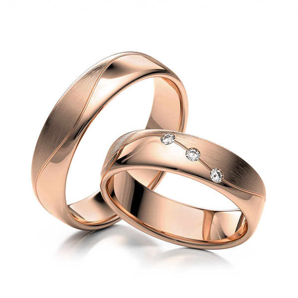 Paar klassische Trauringe/Eheringe in Rotgold 375 mit zus. 0,06 ct. Brillant tw, vs 