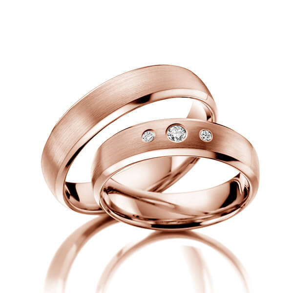 Paar klassische Trauringe/Eheringe in Rotgold 375 mit zus. 0,08 ct. Brillant tw, si 