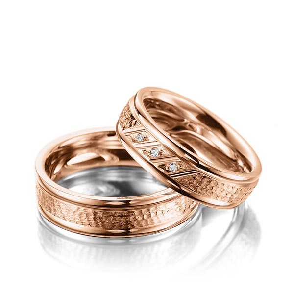 Paar klassische Trauringe/Eheringe in Rotgold 585 , gehämmert Struktur mit zus. 0,03 ct. Brillant tw, si von Merii
