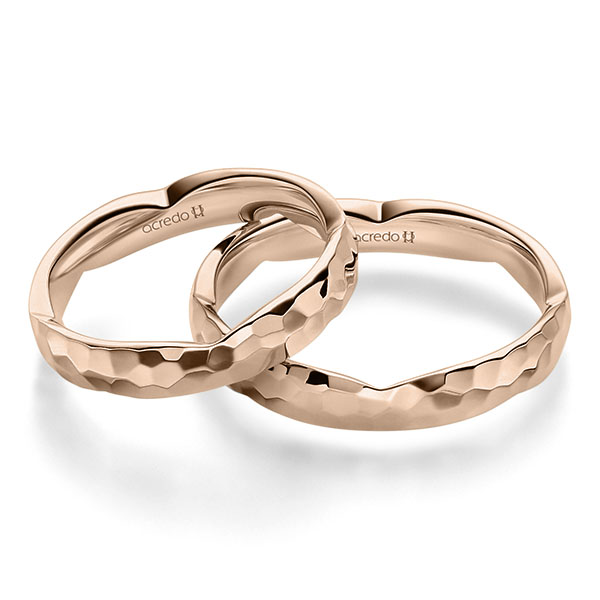 Paar klassische Trauringe/Eheringe in Rotgold 585 gehämmert Struktur von acredo