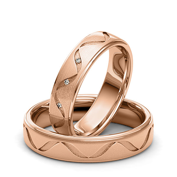 Paar klassische Trauringe/Eheringe in Rotgold 585 Laser Struktur mit zus. 0,015 ct. Brillant tw, si von 123GOLD