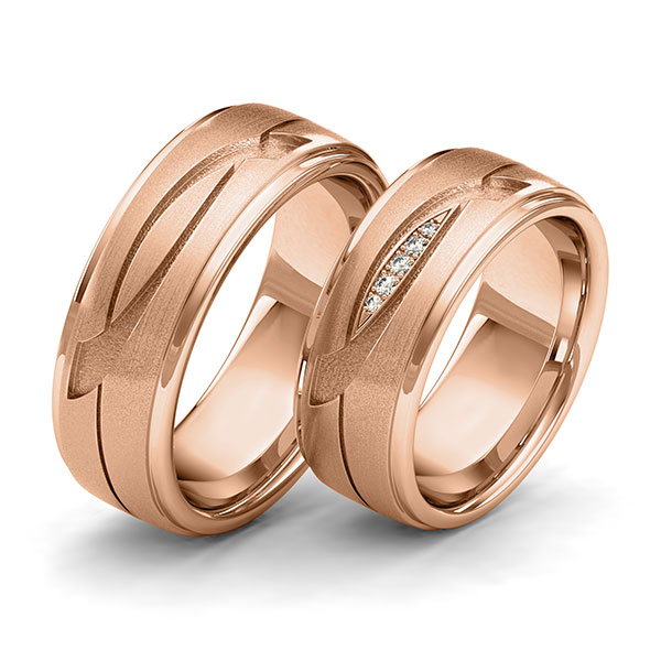 Paar klassische Trauringe/Eheringe in Rotgold 585 Laser Struktur mit zus. 0,04 ct. Brillant tw, si von 123GOLD