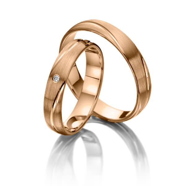 Paar klassische Trauringe/Eheringe in Rotgold 585 mit zus. 0,01 ct. Brillant tw, si 