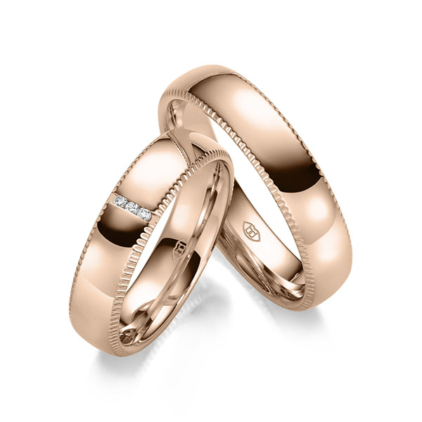 Paar klassische Trauringe/Eheringe in Rotgold 585 mit zus. 0,024 ct. Brillant tw, si 