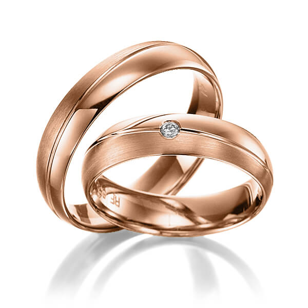 Paar klassische Trauringe/Eheringe in Rotgold 585 mit zus. 0,02 ct. Brillant tw, si 