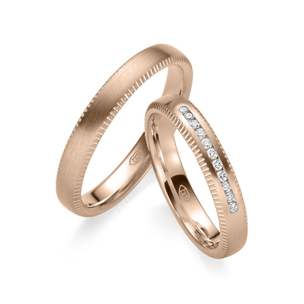 Paar klassische Trauringe/Eheringe in Rotgold 585 mit zus. 0,11 ct. Brillant tw, si 