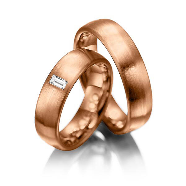 Paar klassische Trauringe/Eheringe in Rotgold 585 mit zus. 0,1 ct. Baguette-Diamant tw, vs von acredo - A-1002-7 Paar klassische Trauringe/Eheringe in Rotgold 585 mit zus. 0,1 ct. Baguette-Diamant tw, vs von acredo - A-1002-7