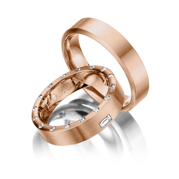 Paar klassische Trauringe/Eheringe in Rotgold 585 mit zus. 0,26 ct. Brillant & Baguette-Diamant tw, si tw, vs von 123GOLD