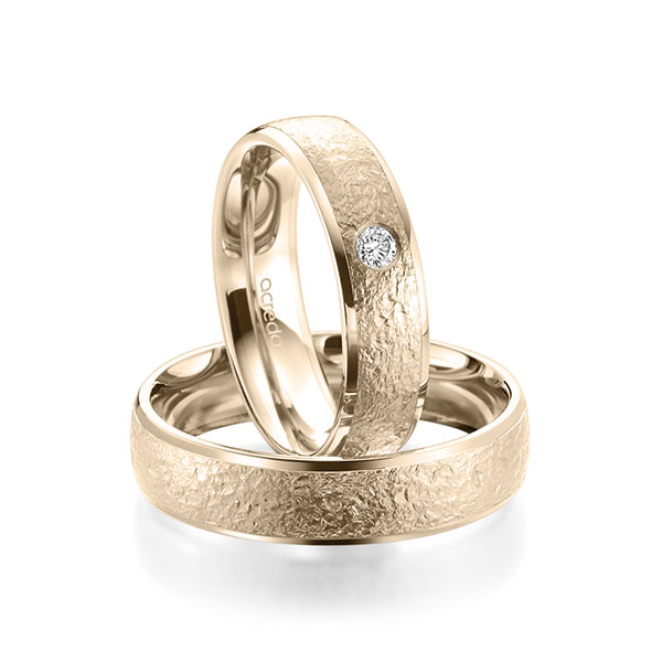 Paar klassische Trauringe/Eheringe in Signature Gold 585 , crushed Struktur mit zus. 0,08 ct. Brillant tw, si von acredo - A-1961-12 Paar klassische Trauringe/Eheringe in Signature Gold 585 , crushed Struktur mit zus. 0,08 ct. Brillant tw, si von acredo - A-1961-12