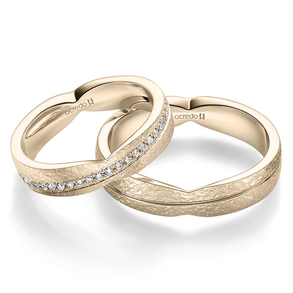 Paar klassische Trauringe/Eheringe in Signature Gold 585 crushed Struktur mit zus. 0,184 ct. Brillant tw, si von acredo