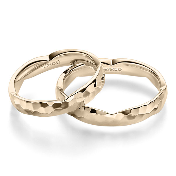 Paar klassische Trauringe/Eheringe in Signature Gold 585 gehämmert Struktur von acredo