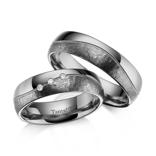 Paar klassische Trauringe/Eheringe in Tantal 900 mit zus. 0,045 ct. Brillant tw, si 