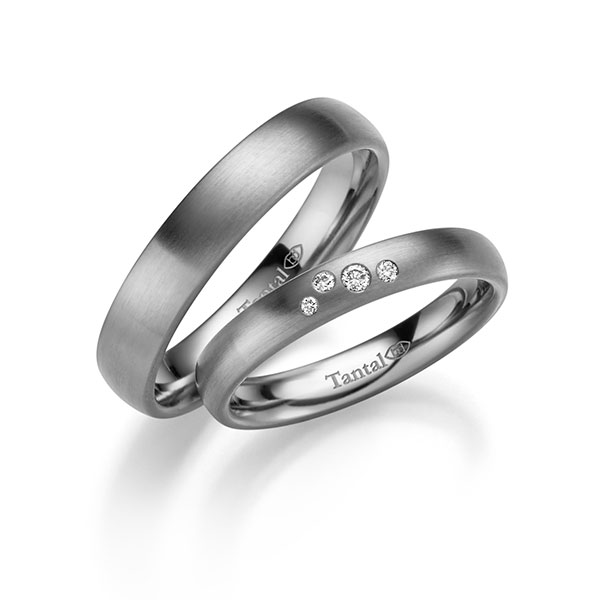 Paar klassische Trauringe/Eheringe in Tantal 900 mit zus. 0,045 ct. Brillant tw, si 
