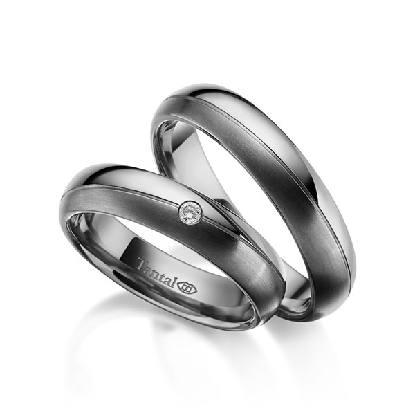 Paar klassische Trauringe/Eheringe in Tantal 900 mit zus. 0,04 ct. Brillant tw, si 